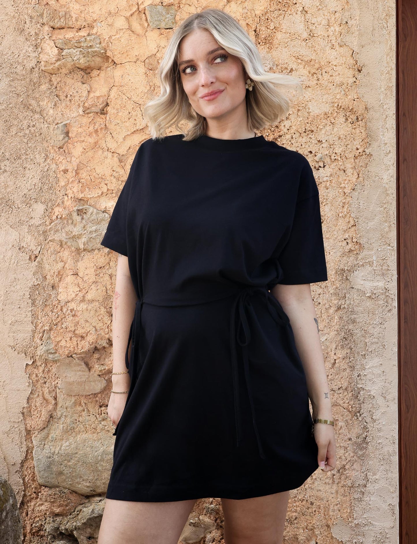 Zomerse T-shirtjurk met korte mouwen en comfortabele stijl