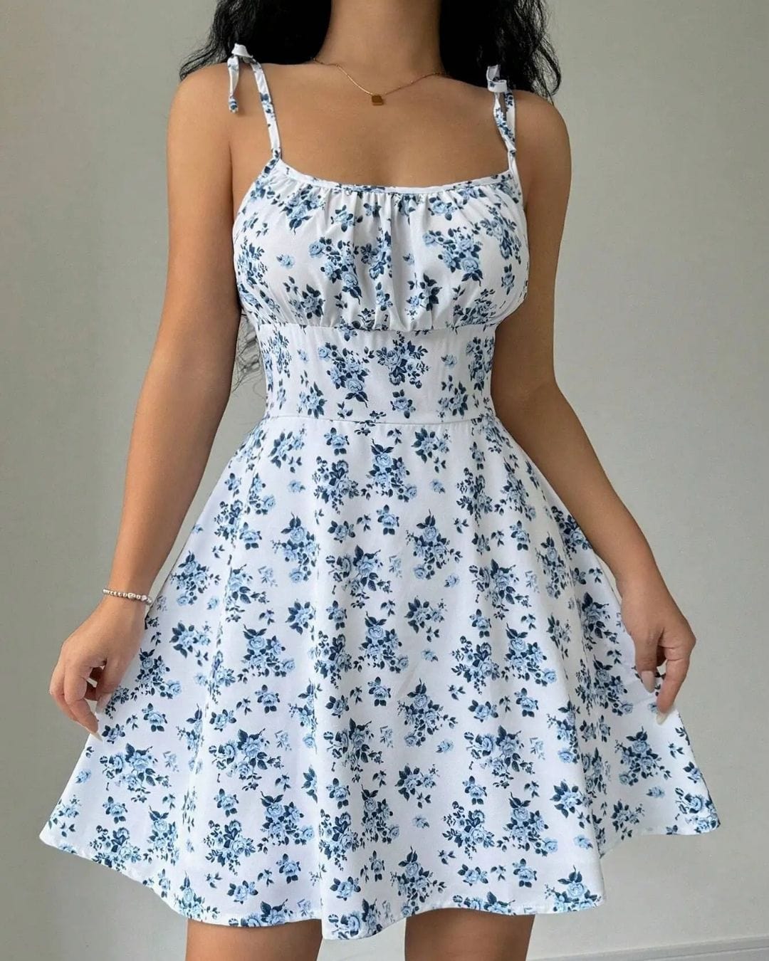 Charmante mini jurk met bloemenaccenten en smalle bandjes