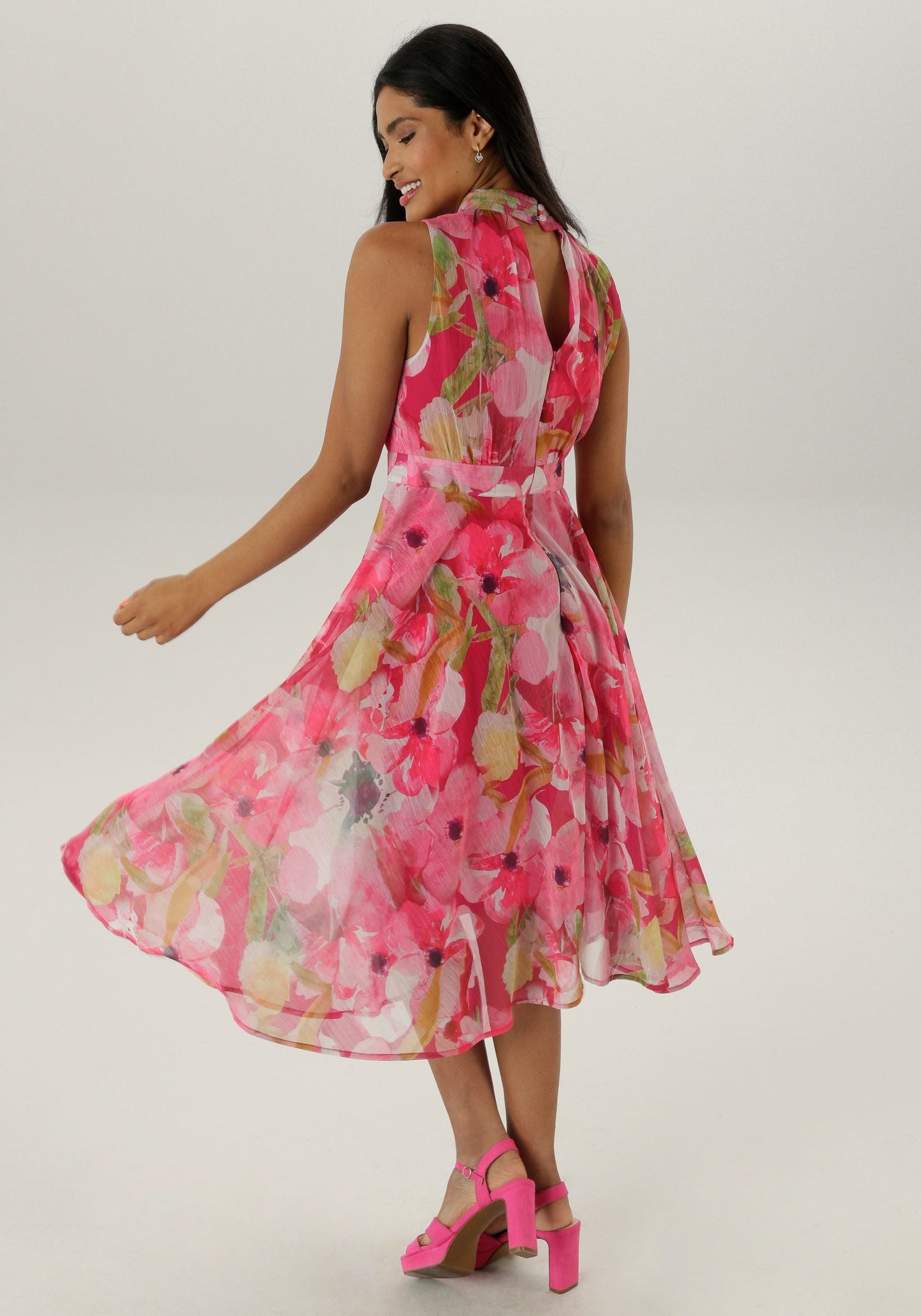 Elegante midi jurk met bloemenprint en stijlvolle haltersluiting