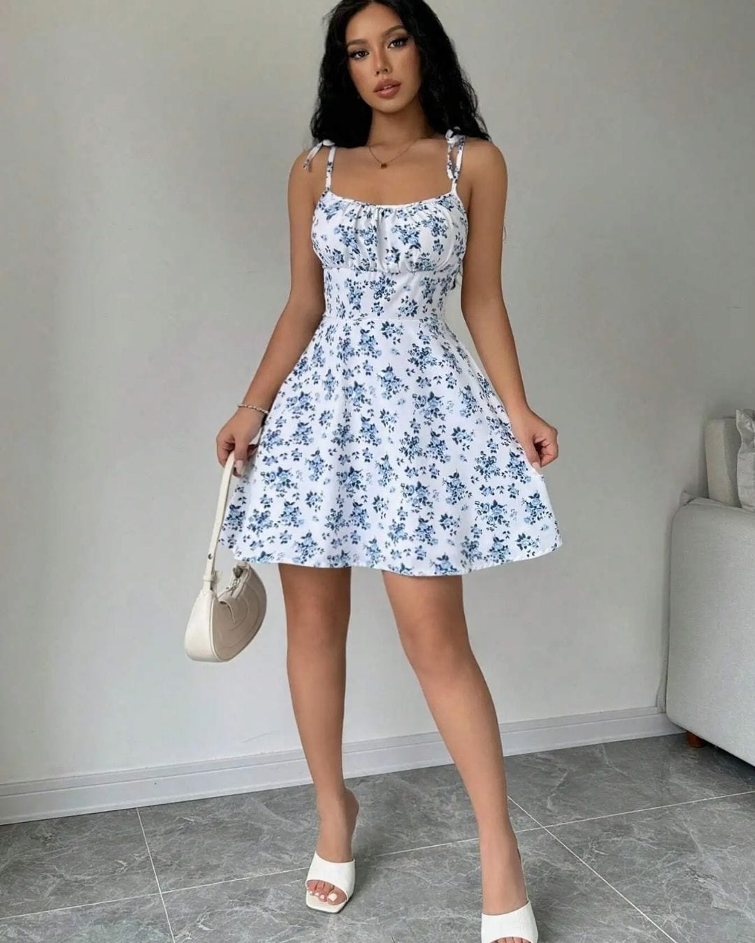 Charmante mini jurk met bloemenaccenten en smalle bandjes