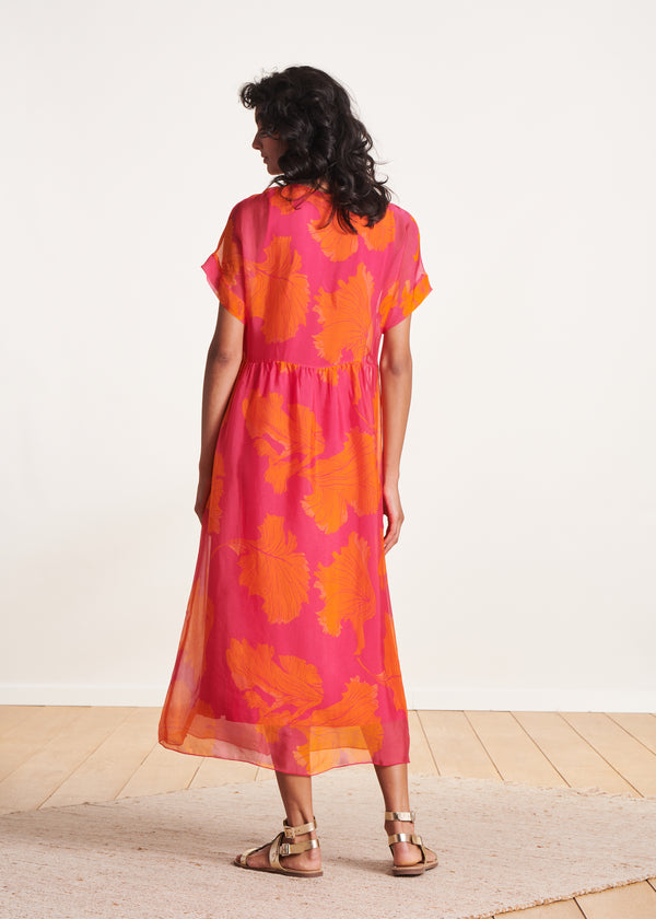 Vrouwelijke lange jurk met speelse bloemenprint en elegante vloeiende vorm