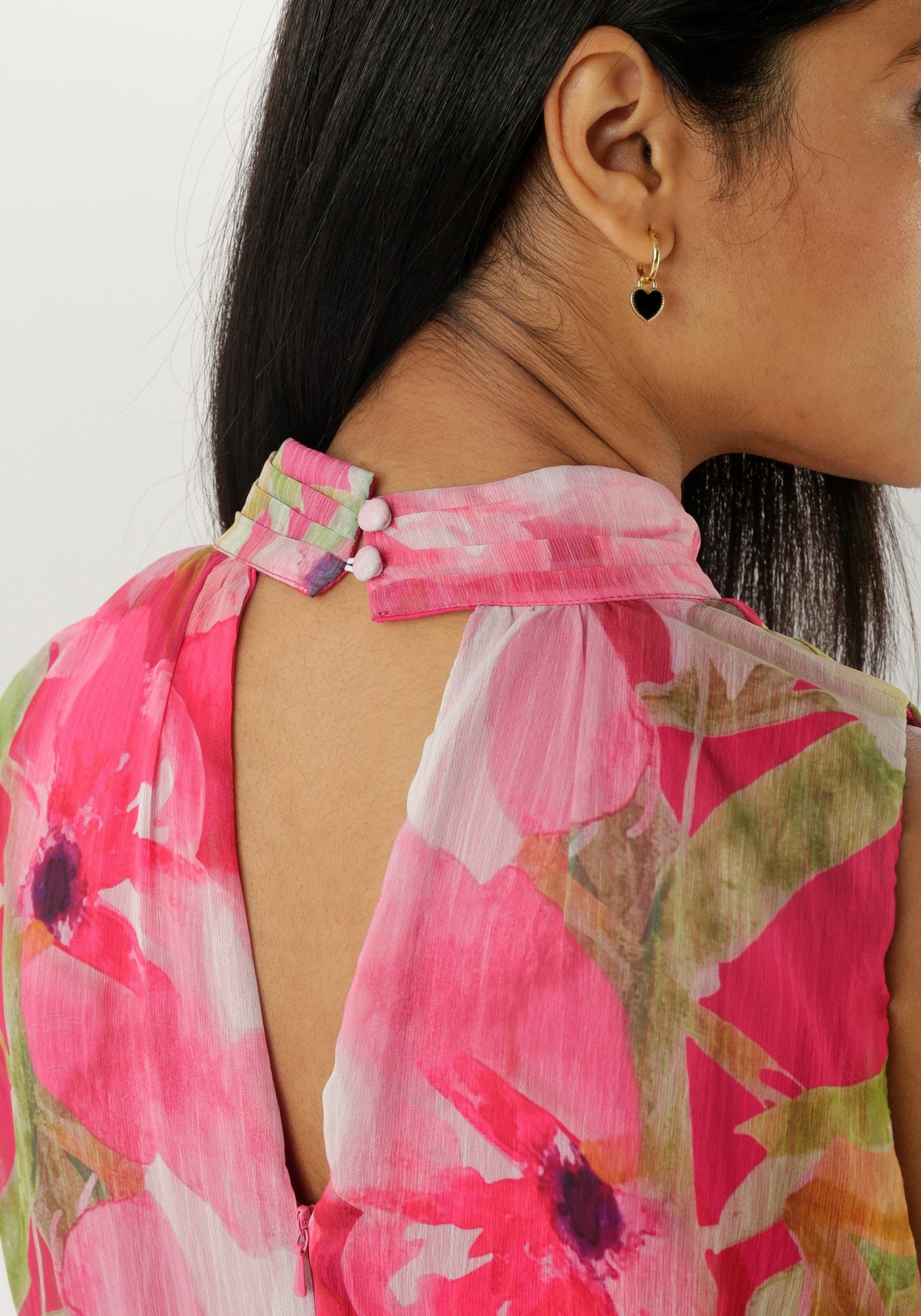 Elegante midi jurk met bloemenprint en stijlvolle haltersluiting
