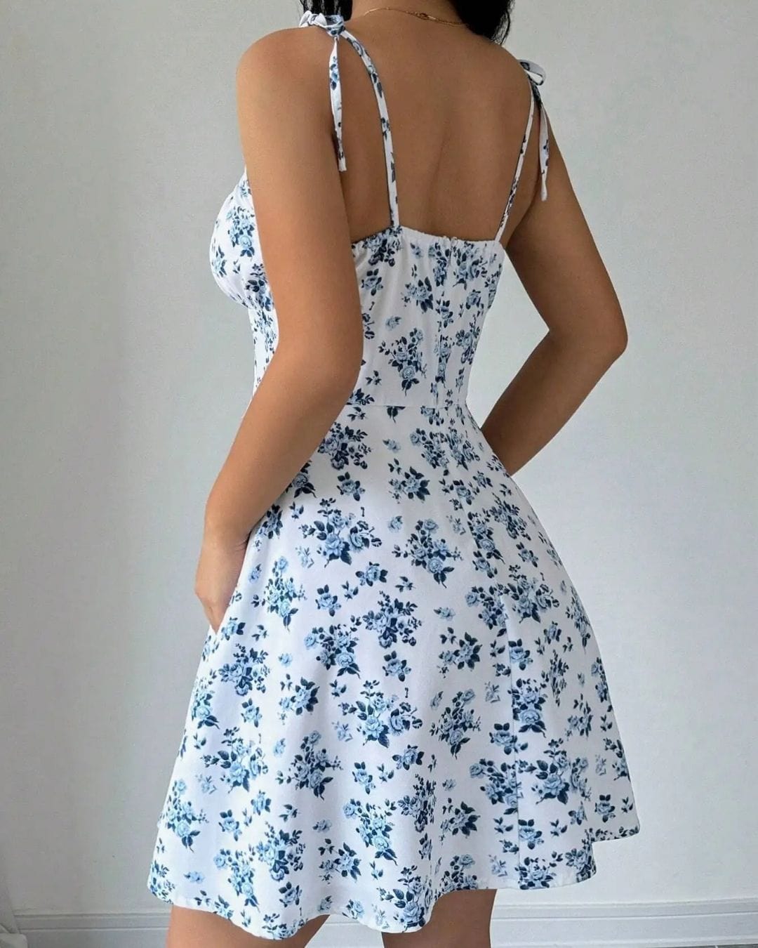 Charmante mini jurk met bloemenaccenten en smalle bandjes