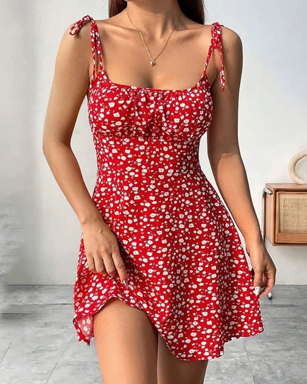 Charmante mini jurk met bloemenaccenten en smalle bandjes