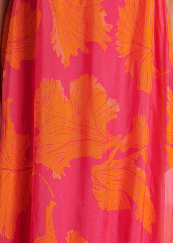 Vrouwelijke lange jurk met speelse bloemenprint en elegante vloeiende vorm