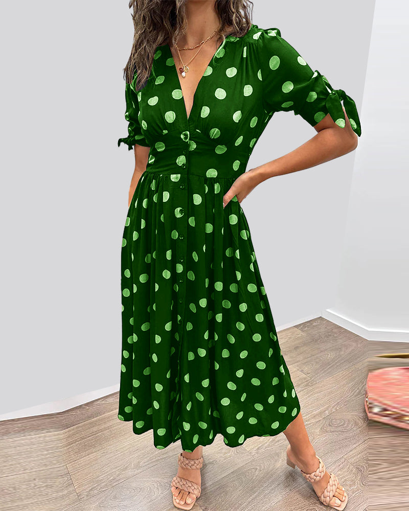 Vrouwelijke midi jurk met knopen en stippenprint geschikt voor casual en feestelijke momenten