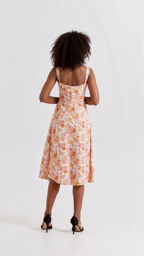 Zomerse midi jurk met bloemenpatroon en ronde halslijn