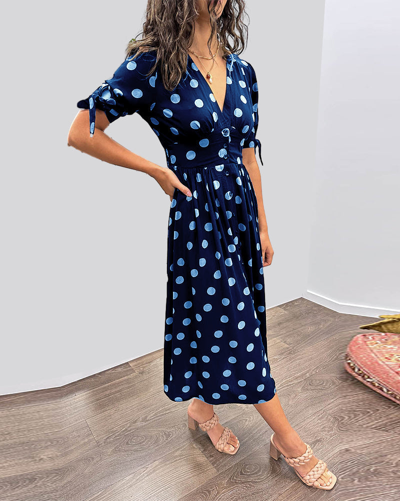 Vrouwelijke midi jurk met knopen en stippenprint geschikt voor casual en feestelijke momenten
