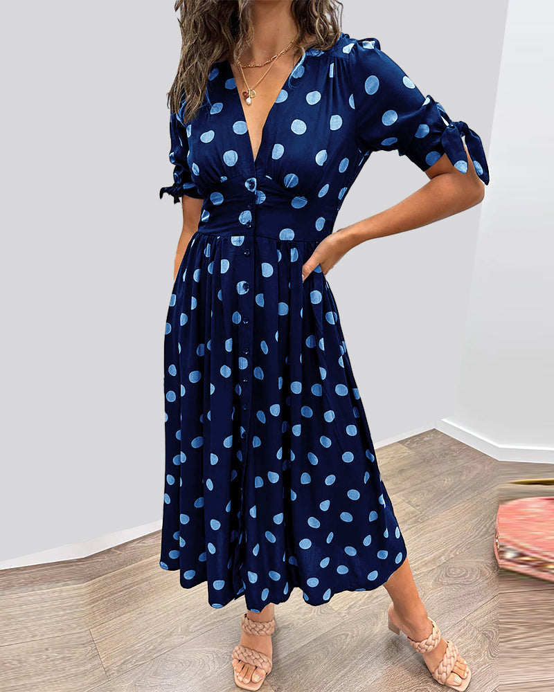 Vrouwelijke midi jurk met knopen en stippenprint geschikt voor casual en feestelijke momenten