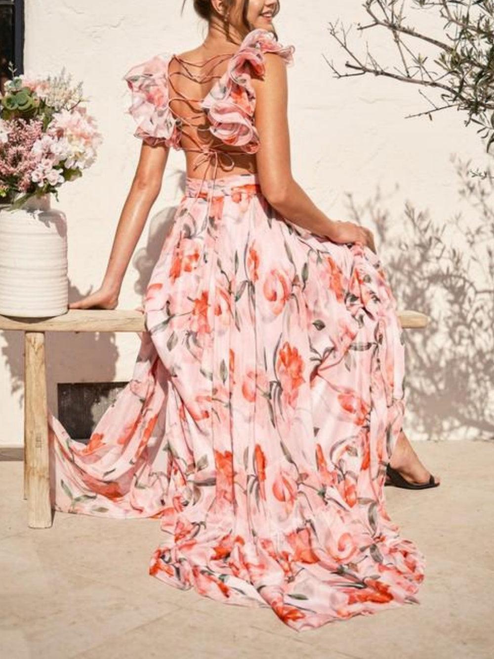 Vrouwelijke maxi jurk met open rug en sierlijke bloemenaccenten