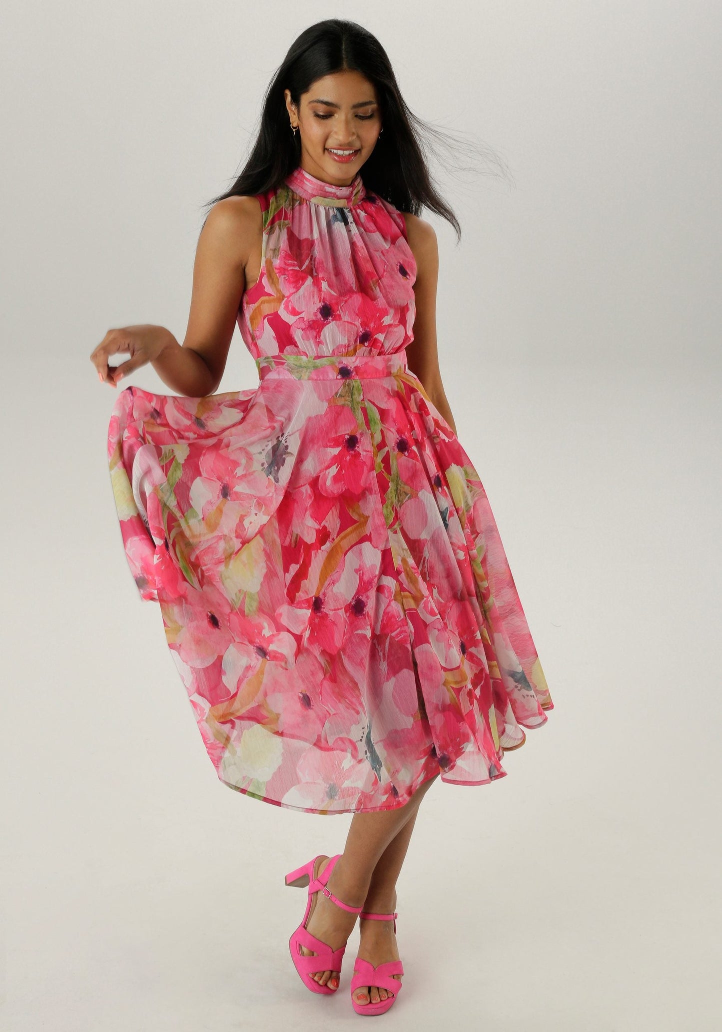 Elegante midi jurk met bloemenprint en stijlvolle haltersluiting