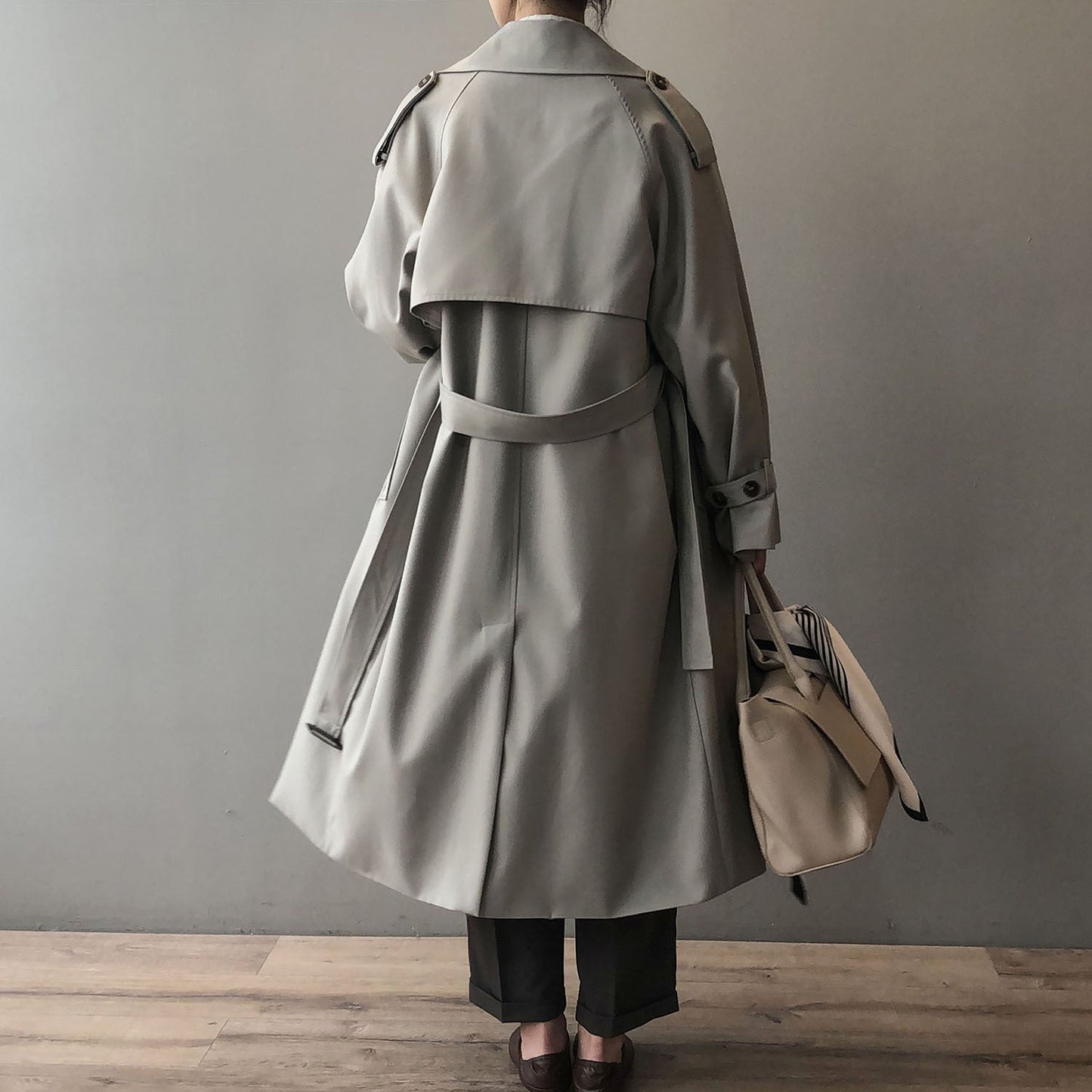Sanne – Modieuze Dames Trenchcoat met Dubbele Rij Knopen