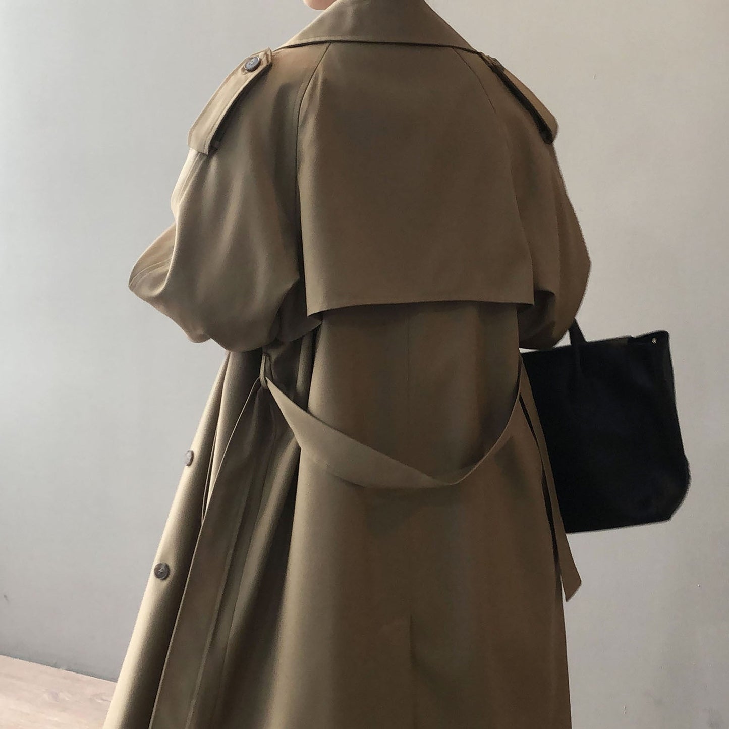 Sanne – Modieuze Dames Trenchcoat met Dubbele Rij Knopen