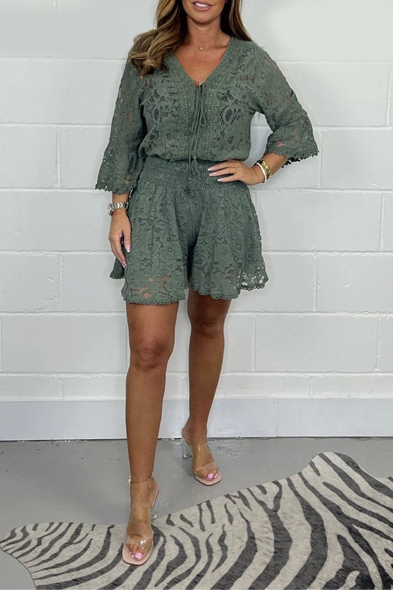 Trendy tweedelige zomeroutfit met top en short
