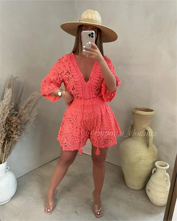 Trendy tweedelige zomeroutfit met top en short