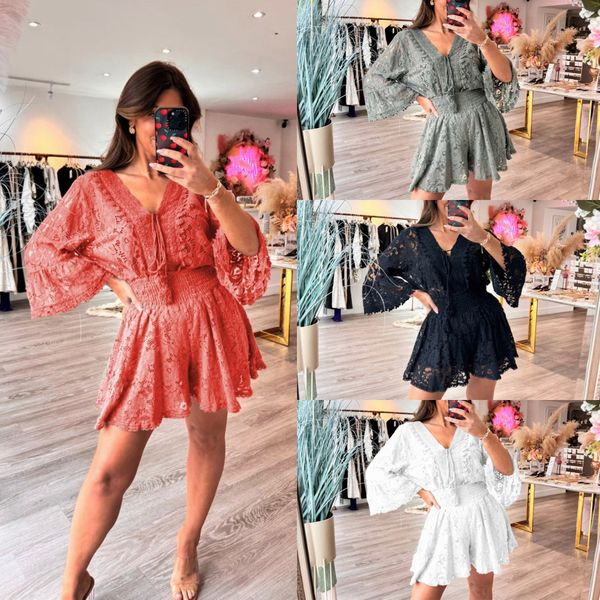 Trendy tweedelige zomeroutfit met top en short