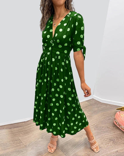 Vrouwelijke midi jurk met knopen en stippenprint geschikt voor casual en feestelijke momenten