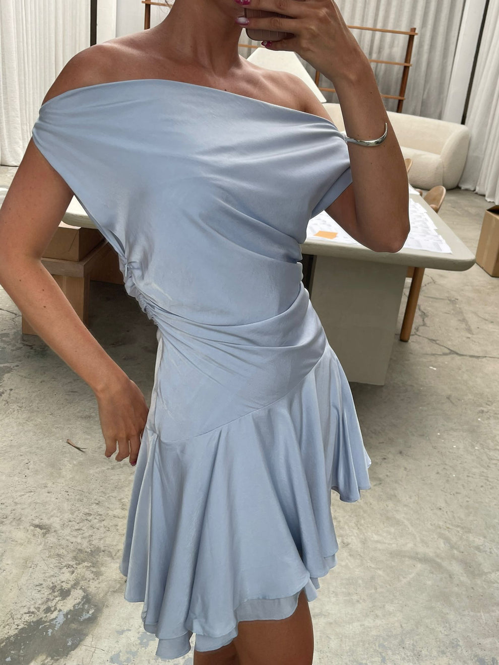 Mini jurk met elegante plooien en verfijnde afwerking