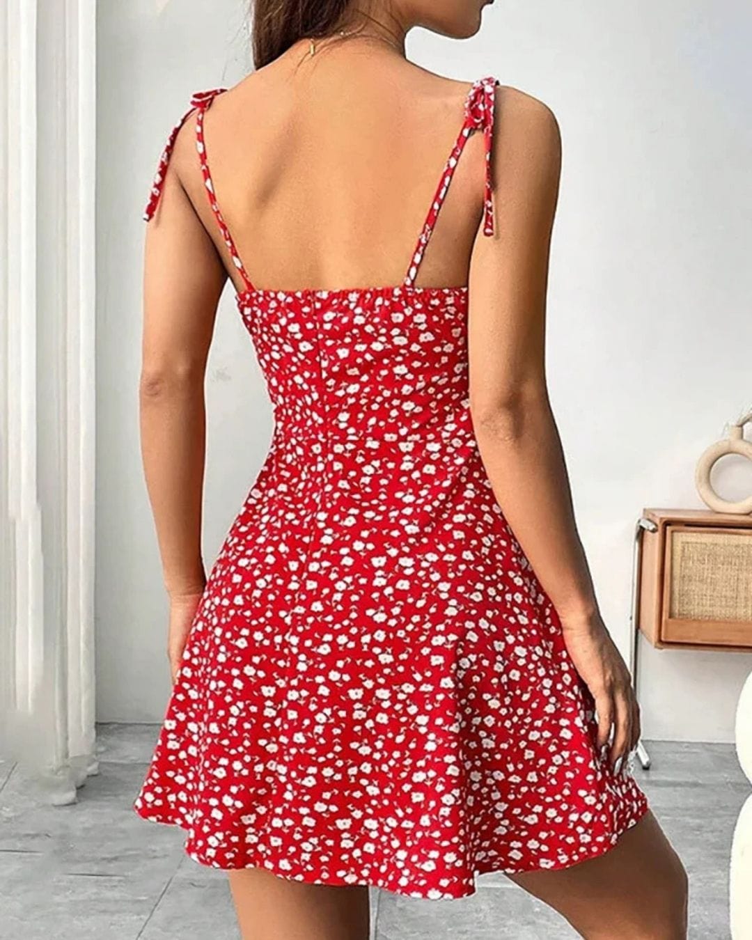 Charmante mini jurk met bloemenaccenten en smalle bandjes
