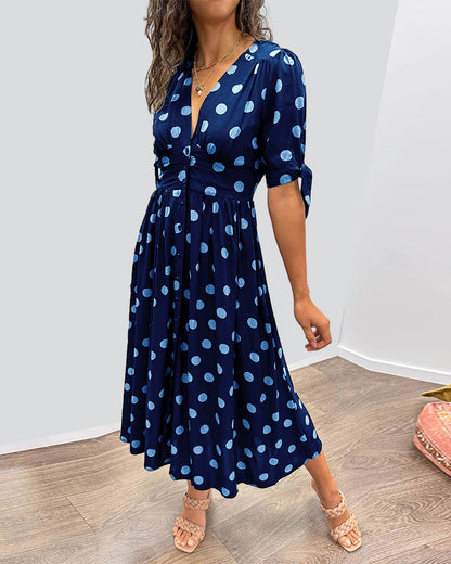 Vrouwelijke midi jurk met knopen en stippenprint geschikt voor casual en feestelijke momenten