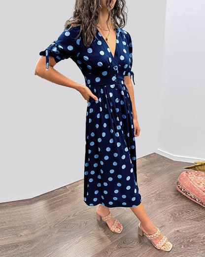 Vrouwelijke midi jurk met knopen en stippenprint geschikt voor casual en feestelijke momenten