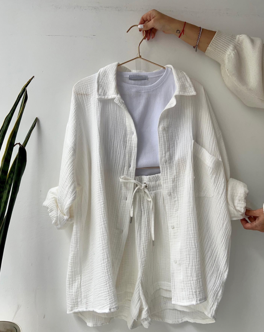 Casual dames set voor de zomer met overhemd met lange mouwen en shorts