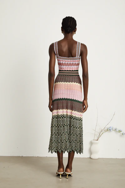 Trendy midi-jurk met opvallende bandjes en vierkante hals
