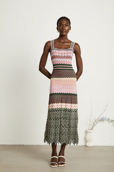 Trendy midi-jurk met opvallende bandjes en vierkante hals