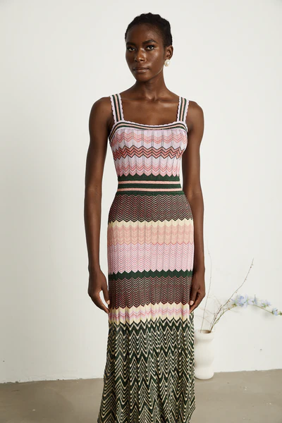 Trendy midi-jurk met opvallende bandjes en vierkante hals