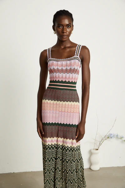 Trendy midi-jurk met opvallende bandjes en vierkante hals