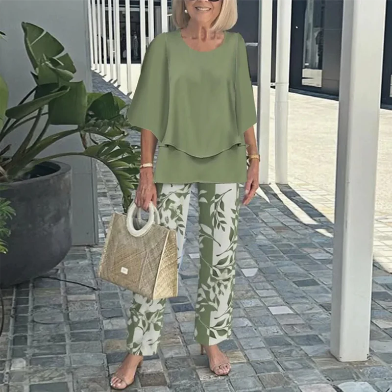 Tweedelige damesoutfit met printbroek en top met ronde hals