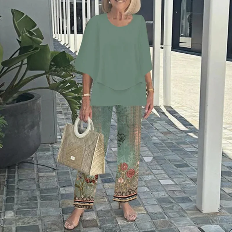 Tweedelige damesoutfit met printbroek en top met ronde hals