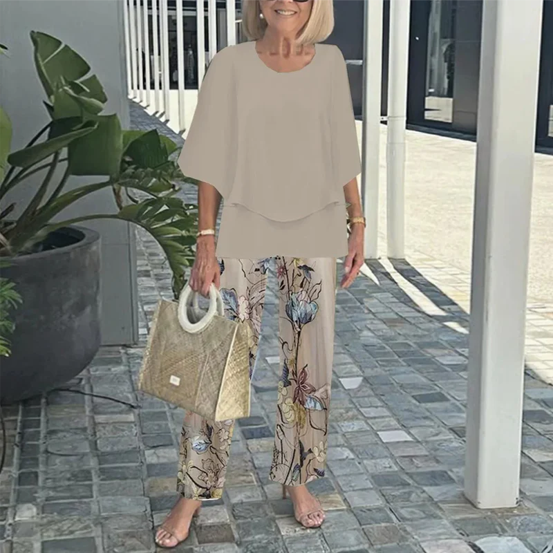 Tweedelige damesoutfit met printbroek en top met ronde hals