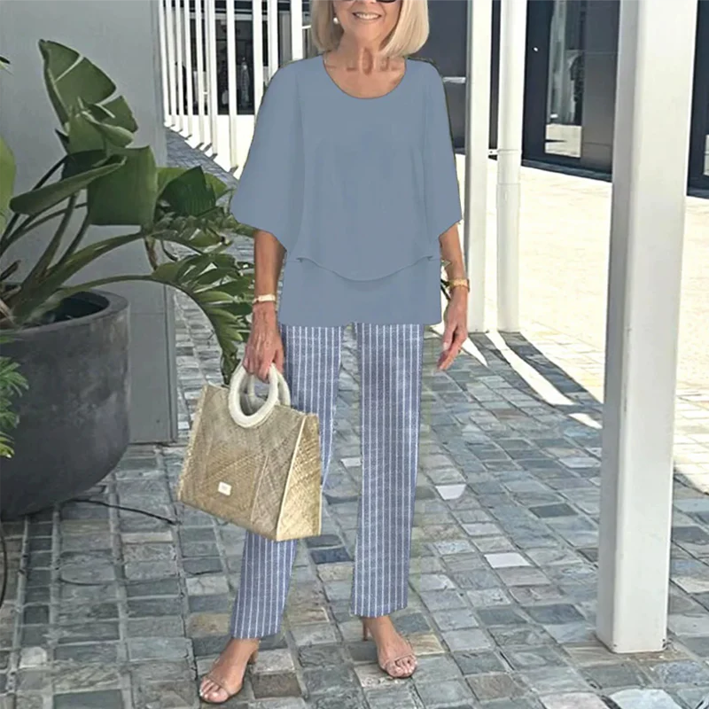 Tweedelige damesoutfit met printbroek en top met ronde hals