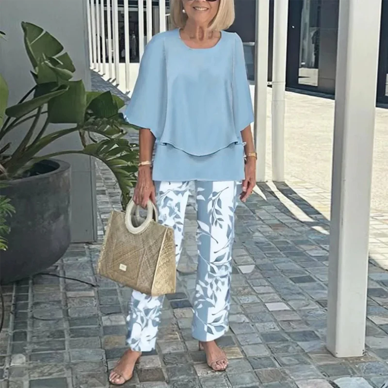 Tweedelige damesoutfit met printbroek en top met ronde hals