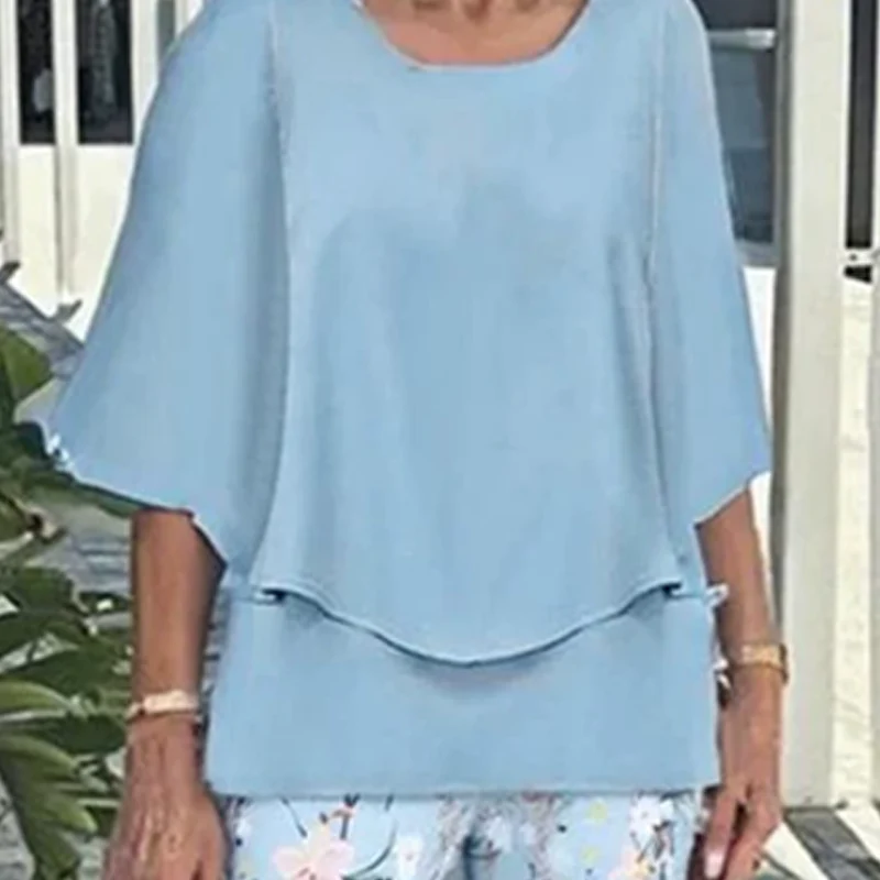 Tweedelige damesoutfit met printbroek en top met ronde hals