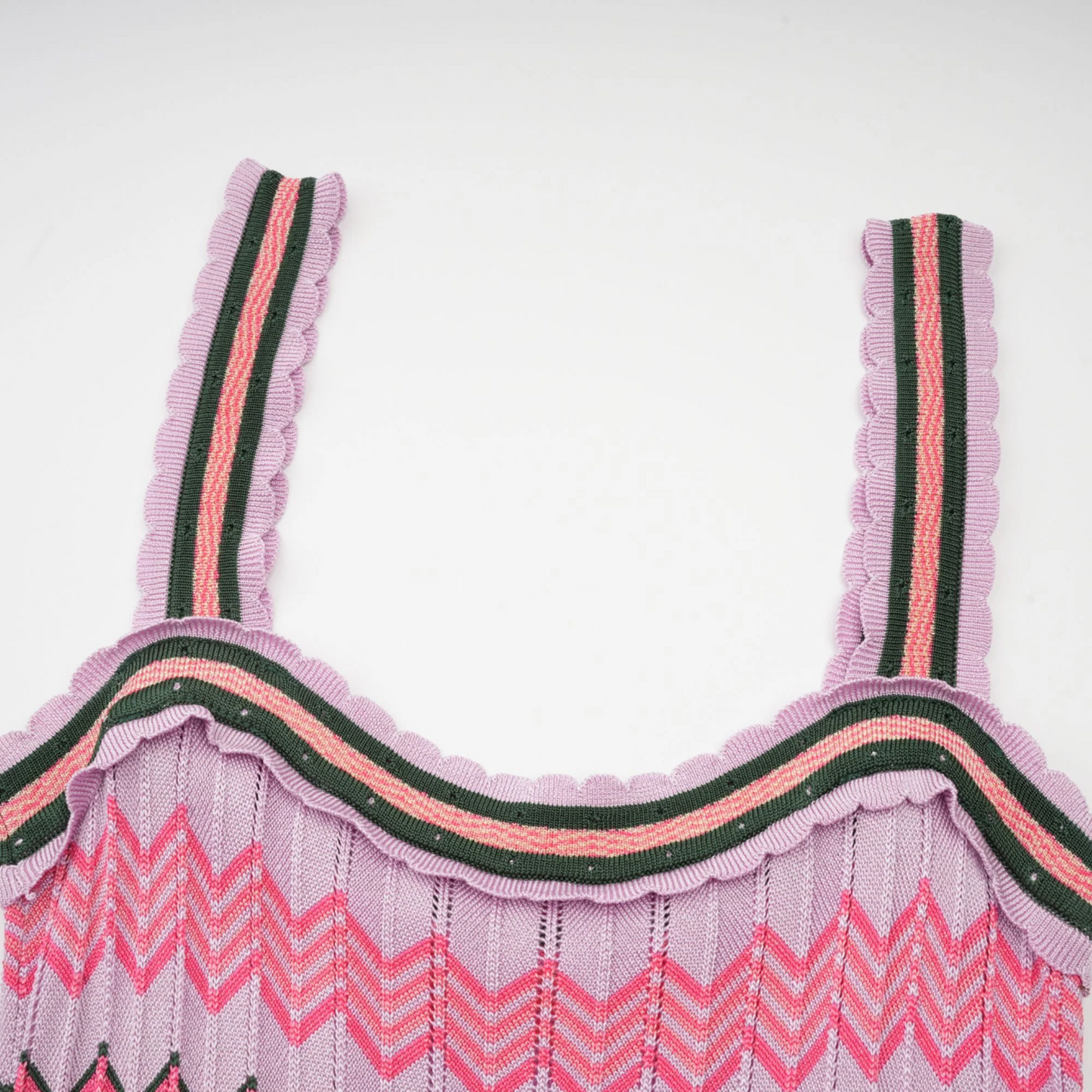 Trendy midi-jurk met opvallende bandjes en vierkante hals