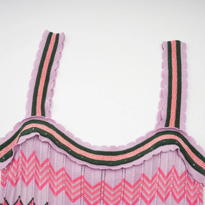 Trendy midi-jurk met opvallende bandjes en vierkante hals