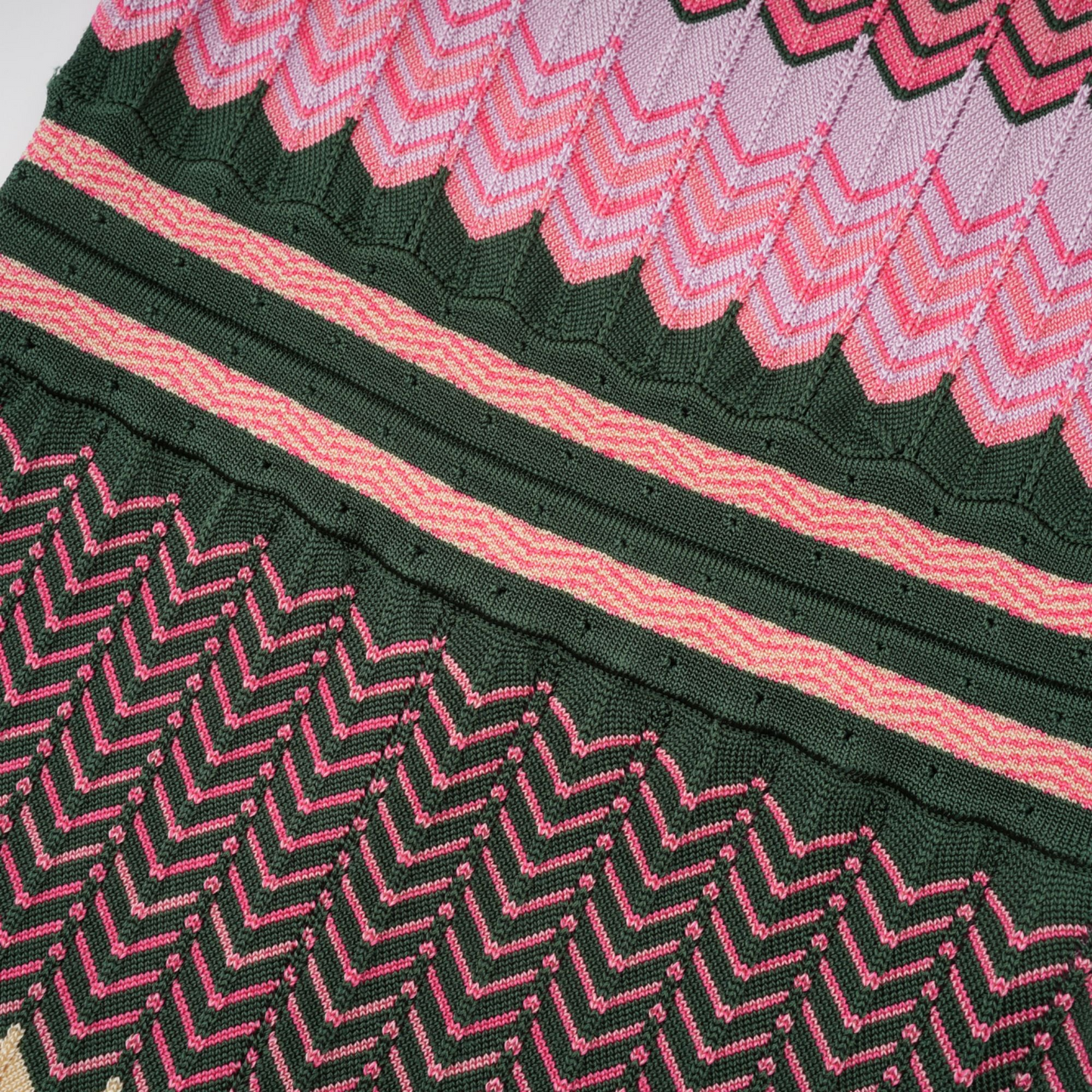 Trendy midi-jurk met opvallende bandjes en vierkante hals