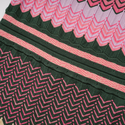Trendy midi-jurk met opvallende bandjes en vierkante hals
