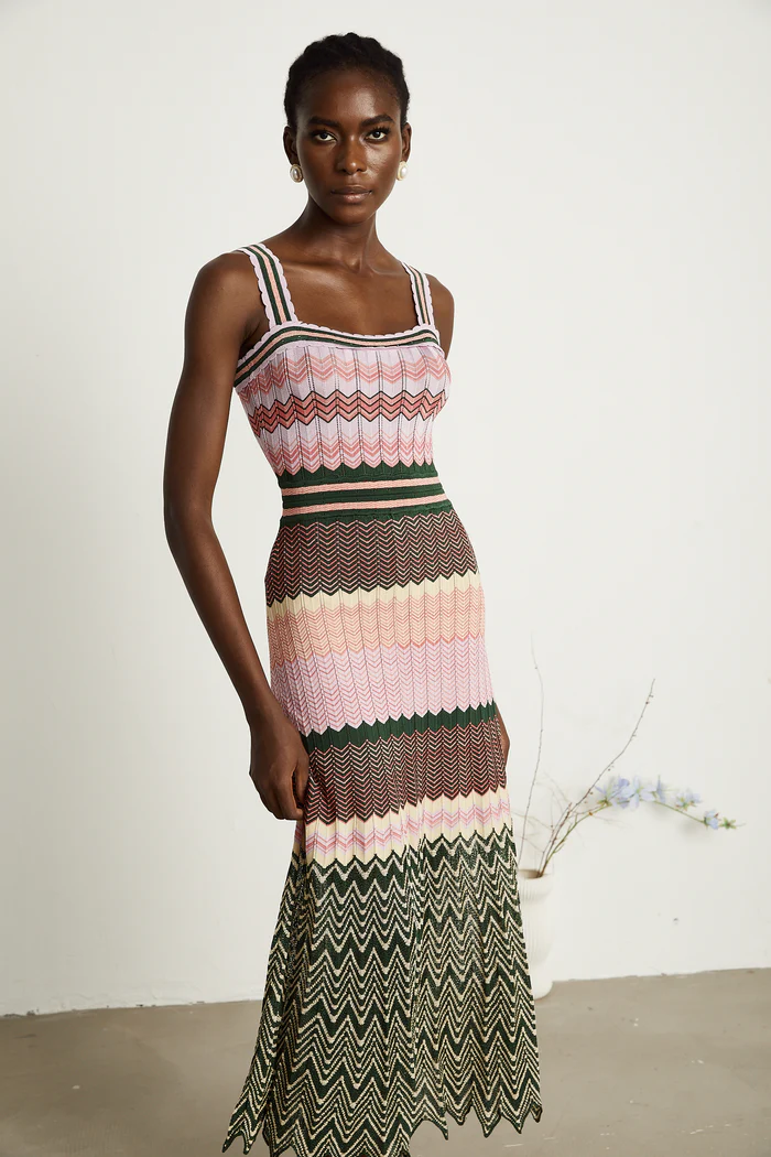 Trendy midi-jurk met opvallende bandjes en vierkante hals